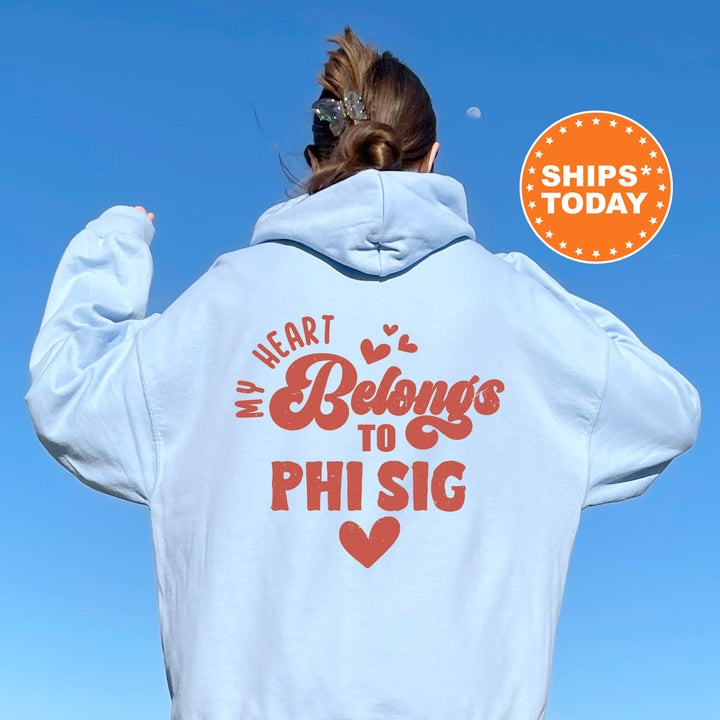 a woman wearing a white hoodie that says, i heart belongs to phi si