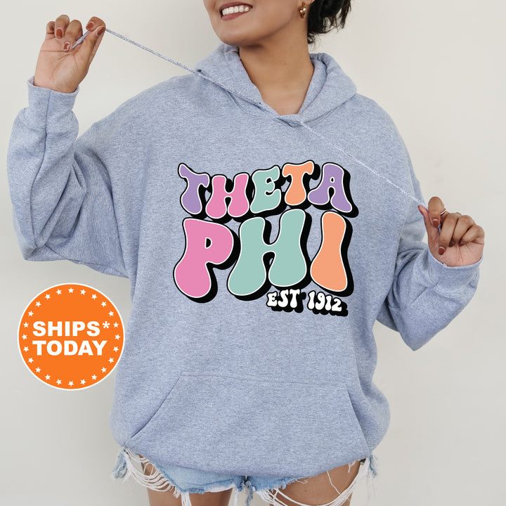 a woman wearing a blue hoodie with the words, thera puu est