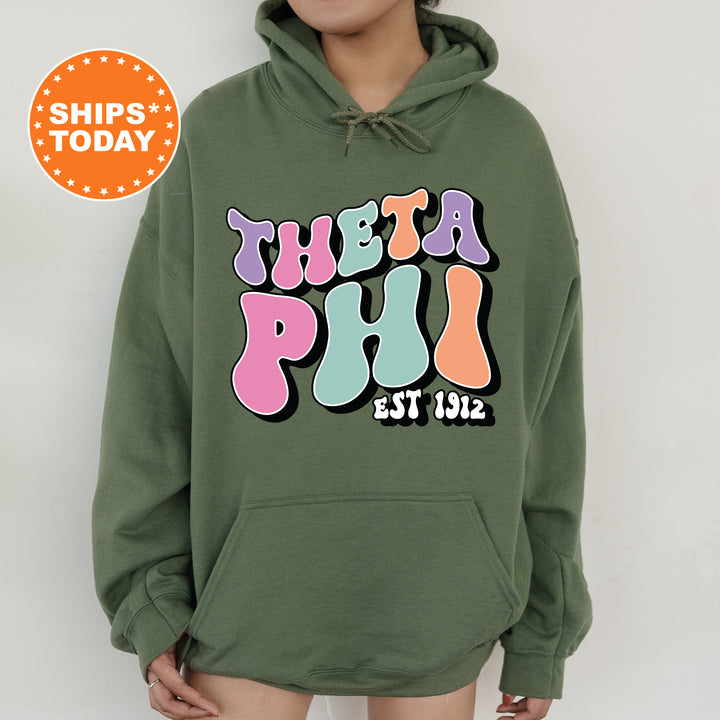 a woman wearing a green hoodie with the words, thera puu est