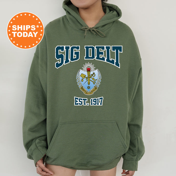 a person wearing a green hoodie with the word sig delt on it