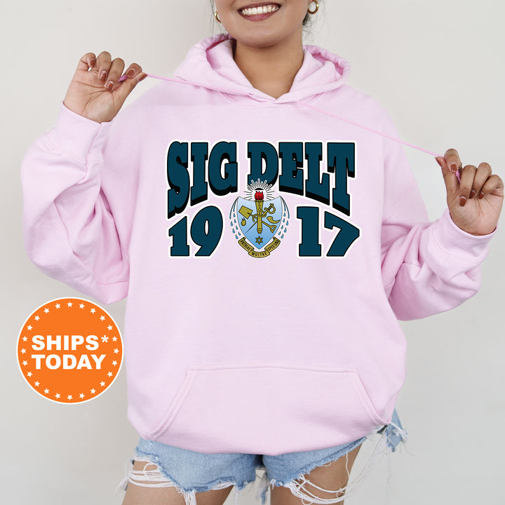 a woman wearing a pink hoodie with the words sig delf on it