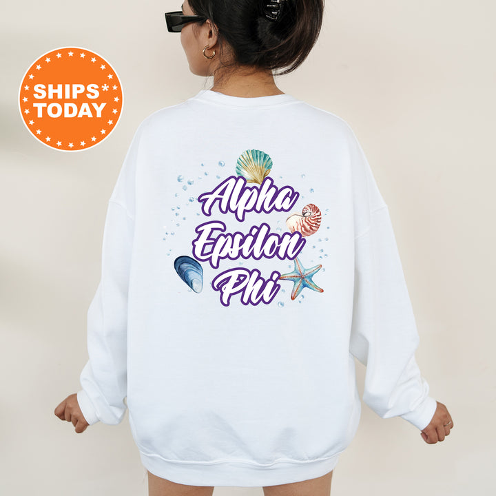 a woman wearing a white sweatshirt with the words alpaca escuda pi