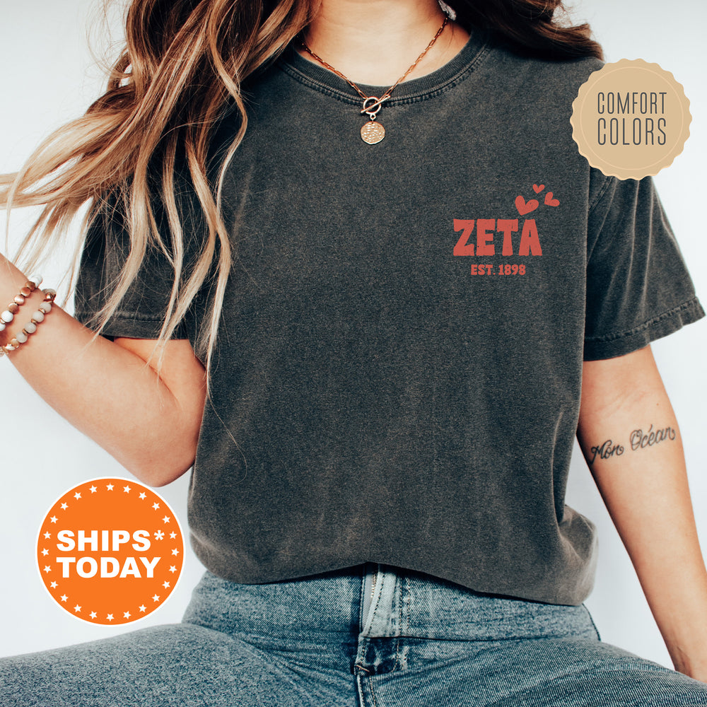 a woman wearing a t - shirt that says zeta on it