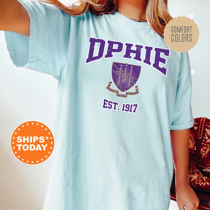 a woman wearing a t - shirt that says dphhe est 1917
