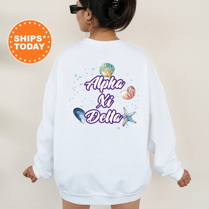 a woman wearing a white sweatshirt with the words albia si delicia printed on