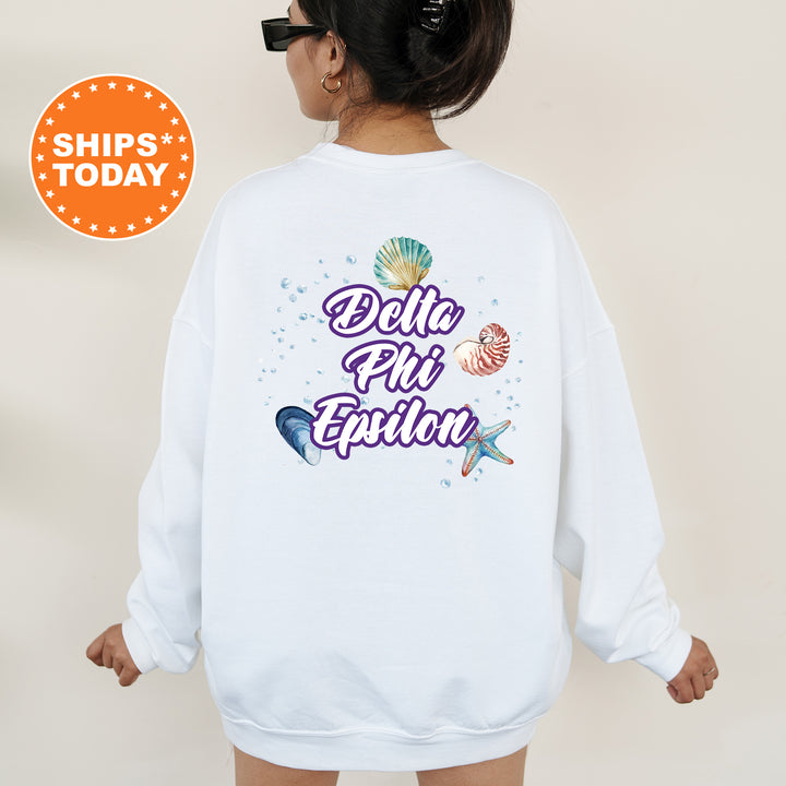 a woman wearing a white sweatshirt with the words delia piu eglia