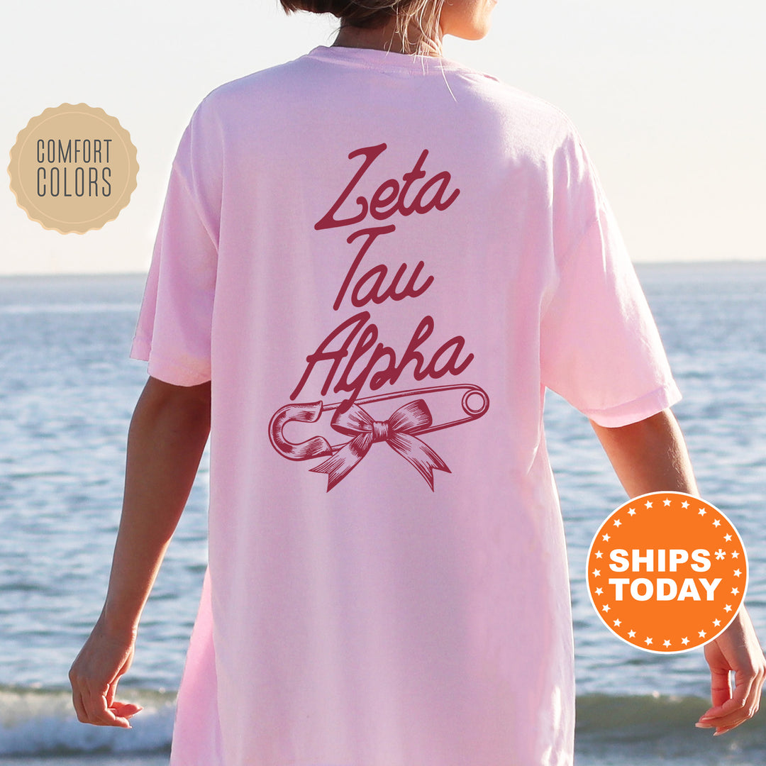 a woman wearing a pink shirt with the words zetta tau apba on it