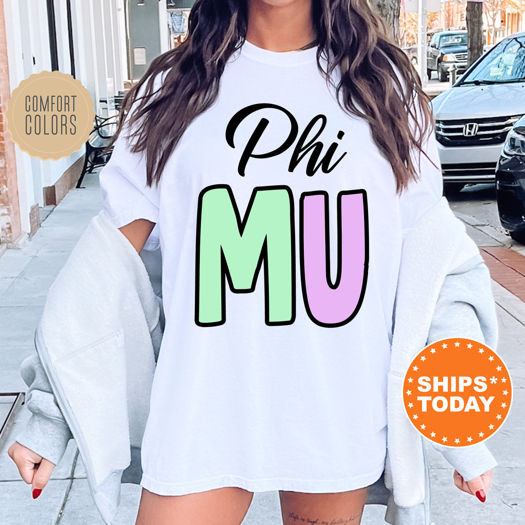 a woman wearing a shirt that says phi mu