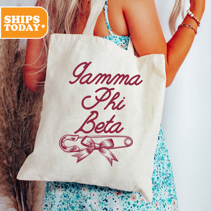 a woman is holding a bag with the words garma di peca on it