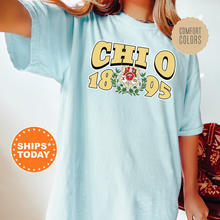 a woman wearing a shirt that says chto 18 99 ships today