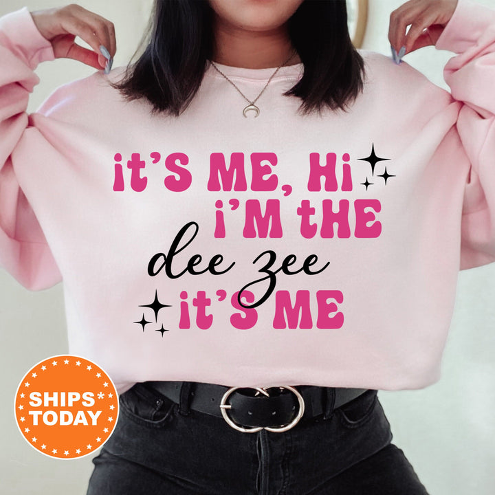 It's Me Hi I'm The Dee Zee It's Me | Delta Zeta Glimmer Sorority Sweatshirt | Big Little Sorority Gift | Sorority Apparel _ 15890g